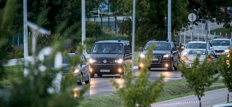 Videó: Orbán is befutott a velencei frakcióülésre