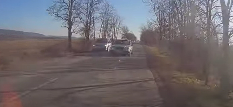 Túlvállalta magát az öreg Mercedes sofőrje, majdnem egy motoros bánta – videó