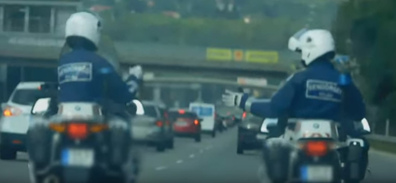 Kő-papír-ollózó motoros rendőröket videóztak az M7-esen