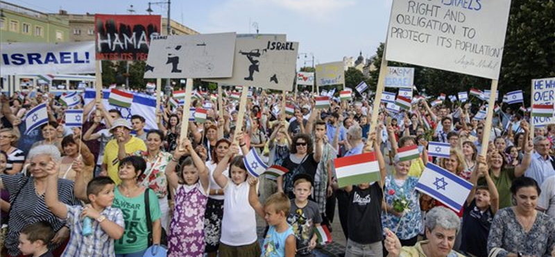 Fotók: Izrael mellett és ellen tüntettek Debrecenben