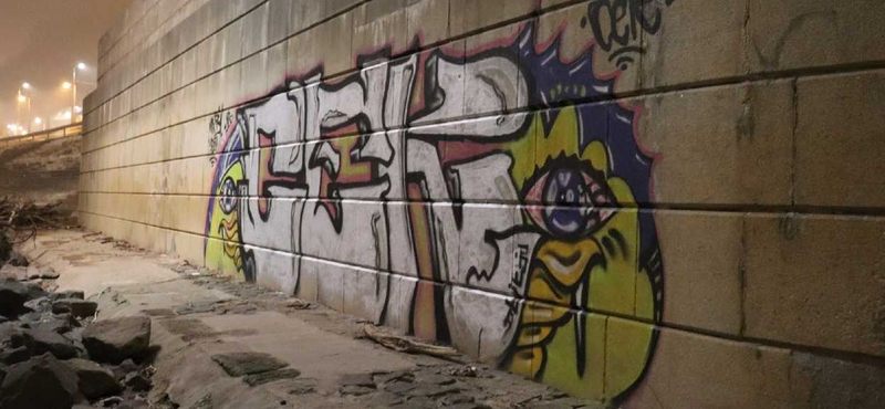 Külföldi fiatal fújt fel egy 20 négyzetméteres graffitit az Erzsébet híd pillérjére