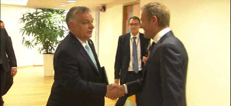 "Welcome back!" - mondta Orbán a házigazda Tusknak