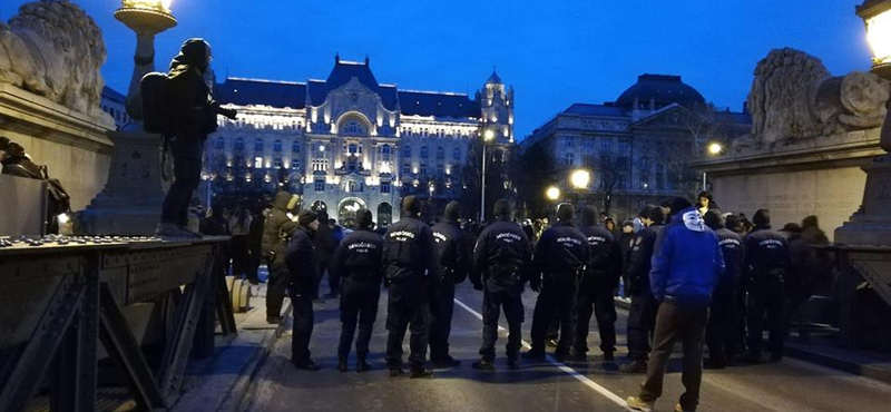 A tüntetők lezárták a Lánchidat