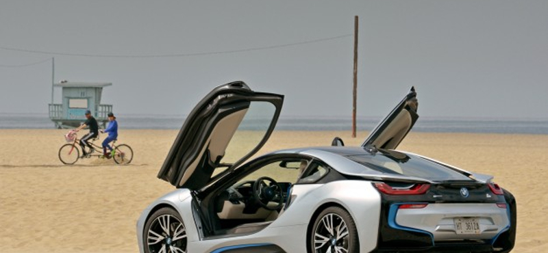 A Tesla S Modell helyett inkább egy BMW i8 kéne? (videó)