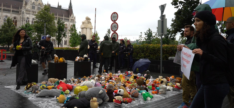 Rendőröket hívtak a plüssállatok Kossuth téri demonstrációjára