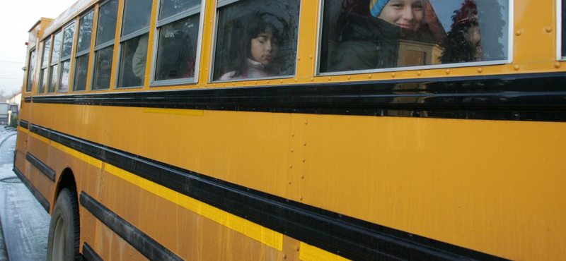 Sofőr nélkül indult el egy iskolabusz Németországban, sokan megsérültek