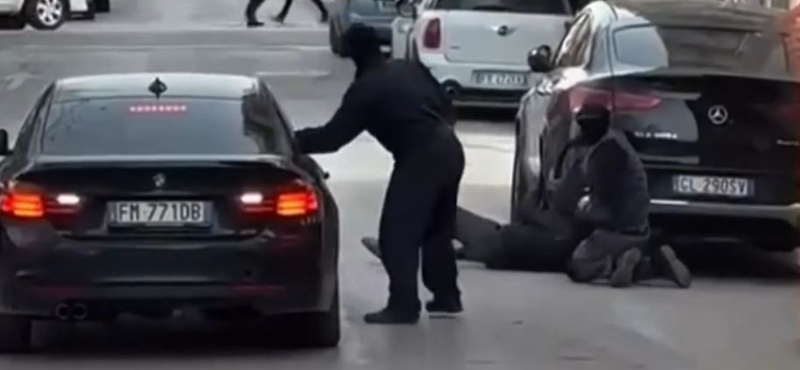 Fényes nappal úgy loptak el egy sokmilliós Mercedest Olaszországban, hogy egy BMW-vel eltolták – videó