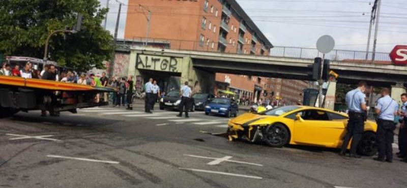 Buszmegállóba csapódott a megvadult Lamborghini – fotó