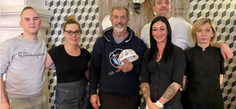 Mel Gibson szerdán beugrott a veszprémi Fricska étterembe