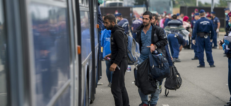 Több ezer menekültet buszoztattak át az országon - hétvégi összefoglaló