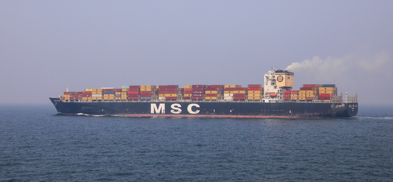 A világ legnagyobb hajózási társaságai sorra jelentik be, hogy elkerülik a Vörös-tengert