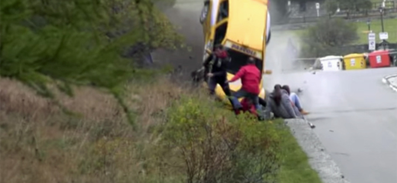 Videó: Döbbenetes balesetet úszott meg egy csapat néző egy autóversenyen