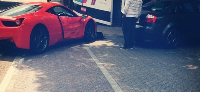 Audi A4 ütközött egy Ferrari 458 Italiának - fotó