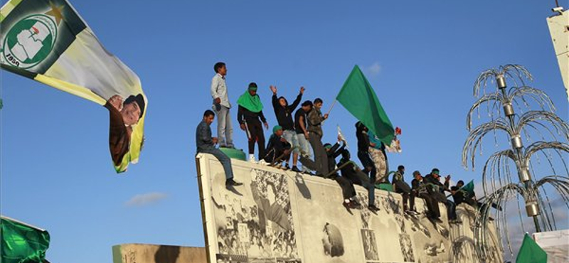 Több helyen visszaverték a Kadhafi-erők támadásait