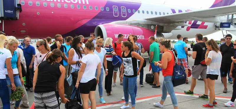 Pezsgőt bonthatnak a Wizz Airnél