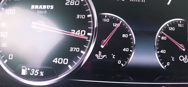 Ment egy szelíd 347 km/h-s tempót az autópályán ez a Mercedes – videó