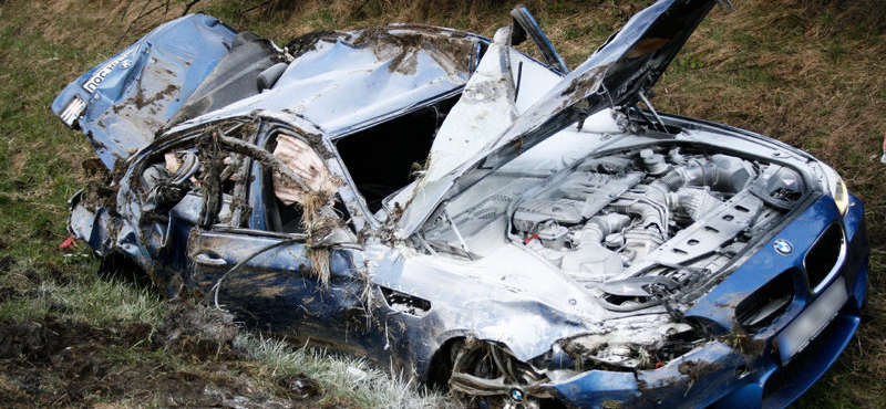 Ennyi marad egy BMW M5-ből, ha 300-zal baleseteznek vele