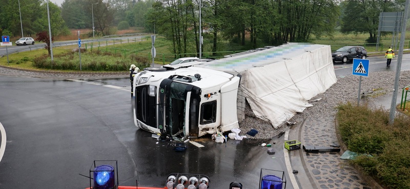 Körforgalomban borult fel egy nyerges vontató, meghalt a sofőrje