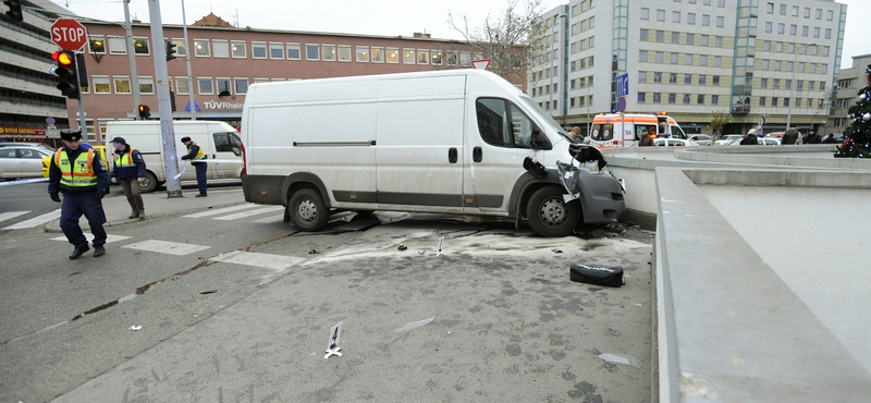 Három embert gázolt el egy megállóba csapódó autó a Lehel téren