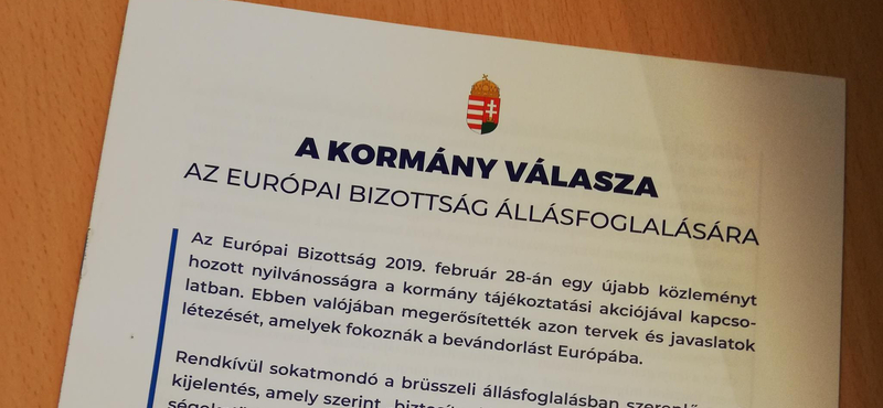 Orbán ígérete ellenére a kormány kedvenc lapja belehúzott a Brüsszel-ellenes kampányba