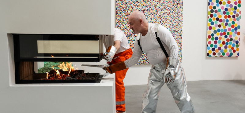 Damien Hirst százával égette el a műalkotásait