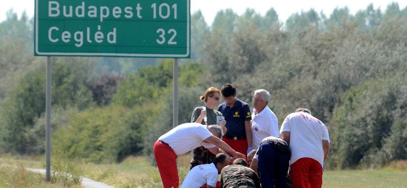 Ejtőernyős baleset: egy kék teherautót vizsgálnak a rendőrök