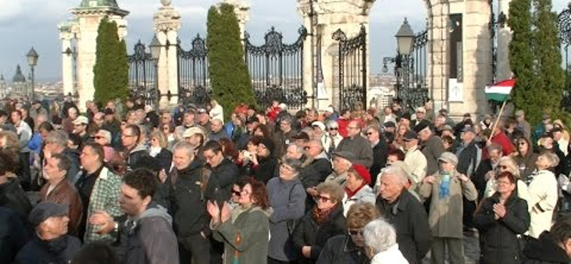 "A köztársaság halott": így tüntetett a DK – videó