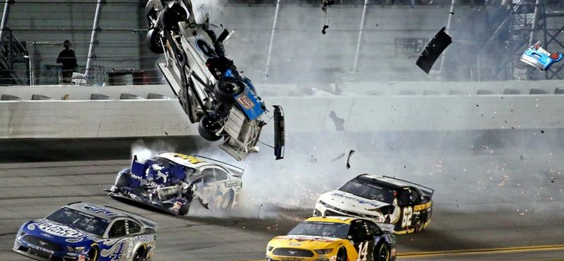 Lángoló balesettel ért véget az idei Daytona 500-as – de nem ettől a legamerikaibb a szeszcsempészek unokáinak versenye