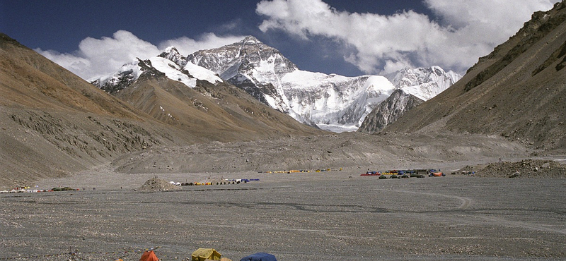 Nagy mentés az Everestnél: kiszabadul a kétezer turista és serpa