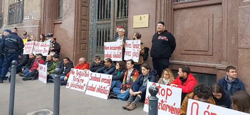 A Belügyminisztérium épülete előtt tüntettek a tanárok a státusztörvény ellen