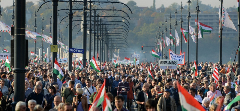 Bajnai évértékelőjével egy időben értékelik az országot a békemenetesek