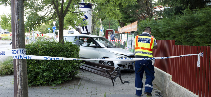 Padon ülő nőt és gyerekeit gázolta el egy autó Budapesten