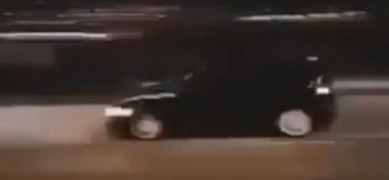 Nézőket gázolt el kis híján egy sofőr egy illegális utcai autóversenyen Székesfehérváron - videó