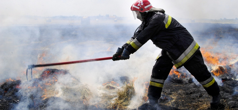 Három megyében is ég a fű és bálák gyulladtak lángra