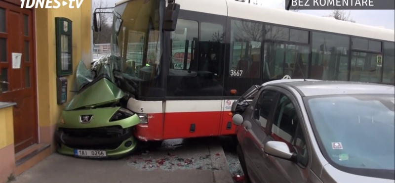 Csúnyán felkente a házfalra a Peugeot-t a prágai menetrend szerinti busz