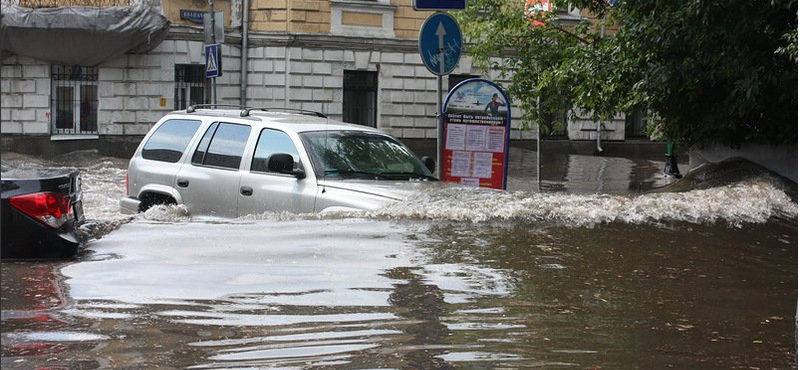 Menteni kellett az embereket Moszkvában, annyi eső hullott – fotók