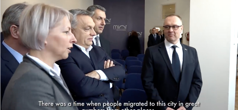 Videó: Orbán nyíltan fenyegeti Miskolcot, és migránsozza a romákat