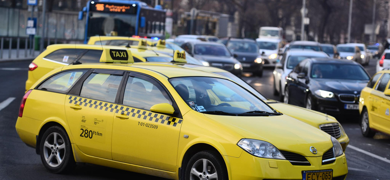 Újra tüntetnek csütörtökön a taxisok, dugó jöhet a Deák térnél