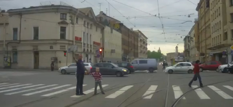 Vadkelet: autóra lőtt fényes nappal a zebrán egy dühös apuka - videó