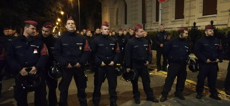 Tojással dobálták meg a Fidesz-székházat tüntetők – videó