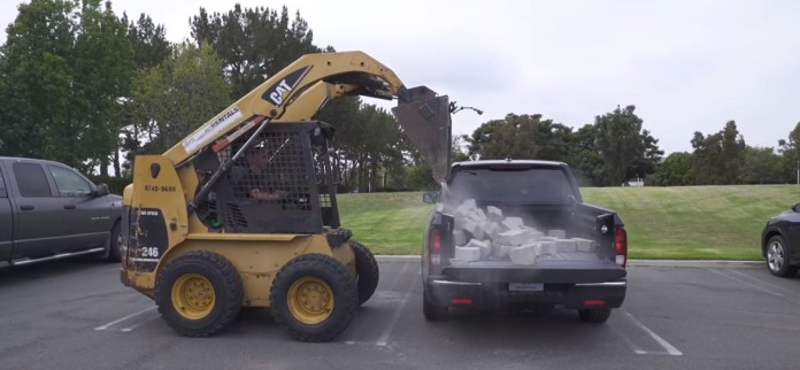 A Honda is beszállt a Chevrolet–Ford kődobálós csatájába – videó