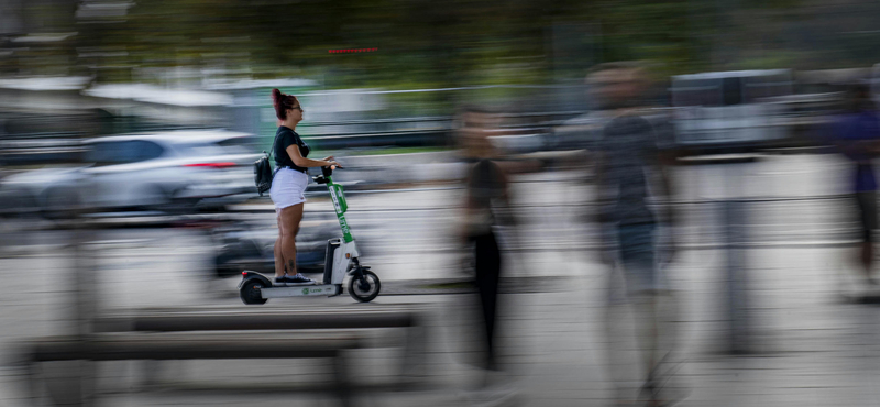 Kiderült, mennyi lehet az e-rolleresek kötelezője