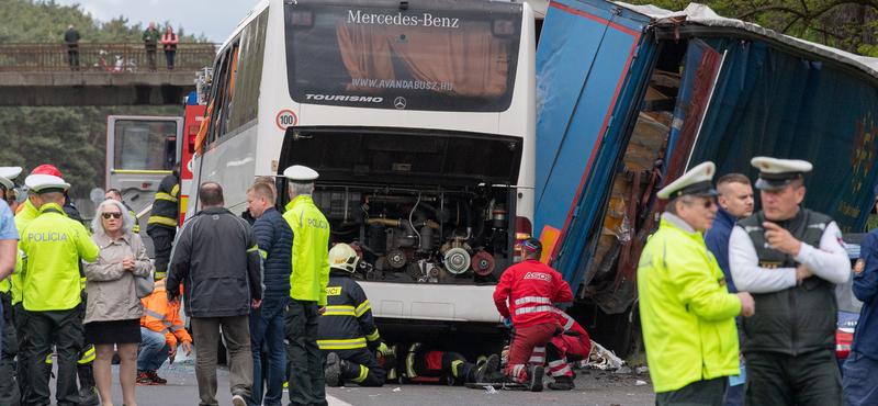 1 halottja és 13 súlyos sérültje van a szlovákiai buszbalesetnek