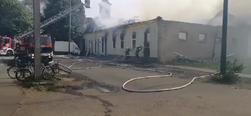 Lángolt egy üzletház Békésen – videó