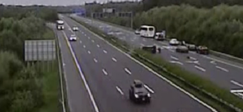 Átrepült az útelválasztó sövényen egy autó az M7-esnél – videó