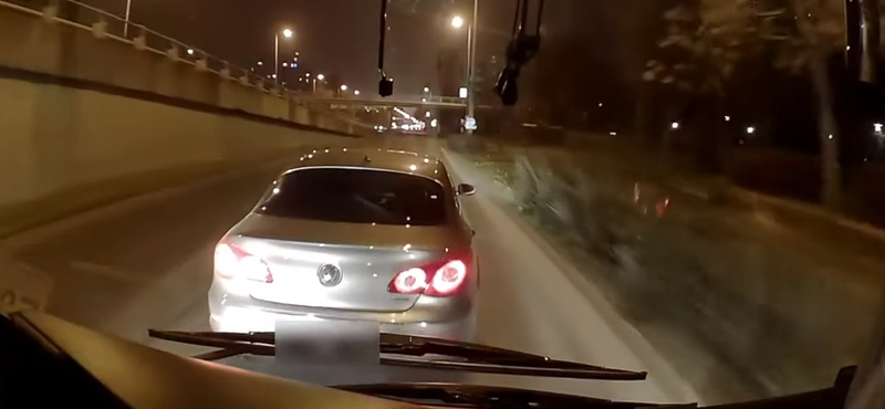 Egy sofőr képes volt az M3 metrópótló előtt büntetőfékezni – videó