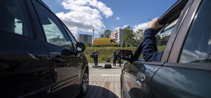 Parkolóban tartott autós istentiszteletet egy református pap