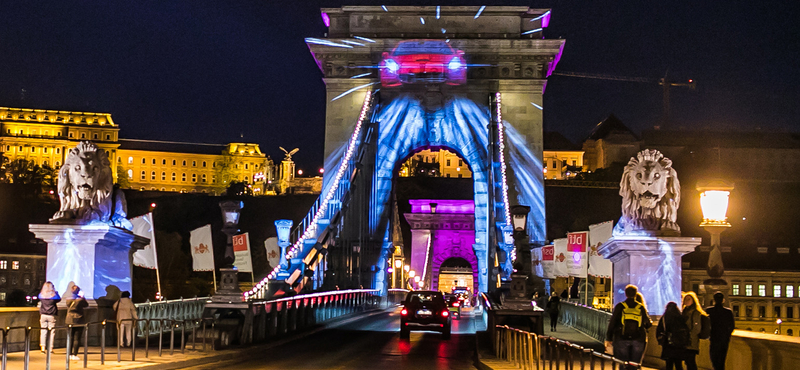 "Hello Budapest": kiderült, miért lila a Lánchíd - fotók