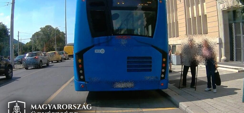 Botjánál fogva rántott le a buszról egy 89 éves utast egy férfi Ferencvárosban