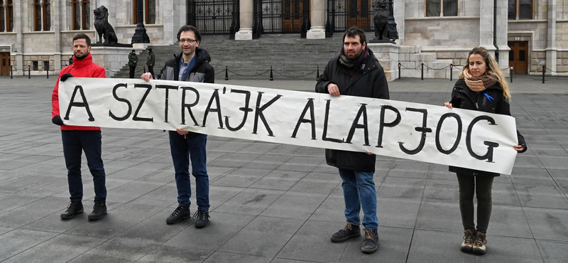 A pedagógussztrájk mellett demonstrált a Párbeszéd a Kossuth téren